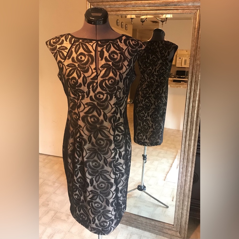 Maggy London size 8 classic Black & Nude Lace Dress.